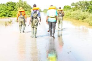 Les techniciens du ministère en charge de l'Eau en mission de constat, inondation RN1, Heredougou, 22 août 2024