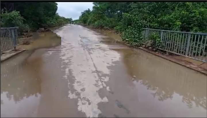 Situation de l'innondation de la RN1, baisse du niveau de l'eau au niveau du pont, 25 août 2024