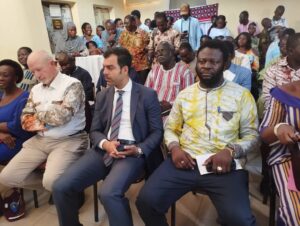 Des participants à l’exposition masque :  entre tradition et modernité du musée national du Burkina Faso lors de de la cérémonie d’inauguration, le 08 août 2024