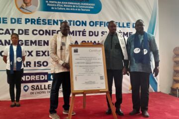 Le ministre Jean Emmanuel Ouédraogo et le PDS de Ouagadougou, Maurice Konaté à l’occasion de la présentation du certificat AMGT le 09 août 2024