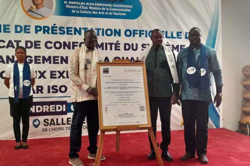 Le ministre Jean Emmanuel Ouédraogo et le PDS de Ouagadougou, Maurice Konaté à l’occasion de la présentation du certificat AMGT le 09 août 2024