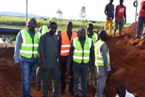 Les techniciens du ministère des Infrastructures reçoivent les encouragements du SG sur le terrain de la réhabilitation du pont de Tarfila, 9 septembre 2024