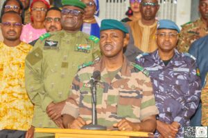 Colonel Abdoulaye MAÏGA lors de la visite des émissaires de l'AES pour témoigner leur solidarité suites à l'attaque terroriste de Barsalogho, 2 septembre 2024