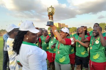 Remise de trophée à l’équipe des sociétés minières, victorieuse du match de gala SAMAO 2024 face au ministère des Mines, scellant ainsi la clôture des activités de cette 6ème édition sous le signe de la coopération, 29 septembre 2024