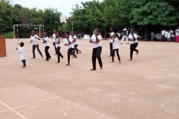 Les enfants en prestation de danses lors de la clôture de l'initiative de l'association soyons positifs, 31 août 2024