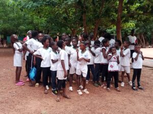 Un groupe d'enfants bénéficiaires de la formation de l'association soyons positifs, 31 août 2024