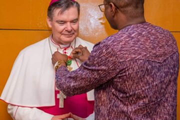 Le Nonce Apostolique Burkina-Niger, Mgr Michael Crotty a été élevé au rang d’Officier de l’ordre de l’Etalon à titre exceptionnel par les autorités burkinabè, 22 octobre 2024