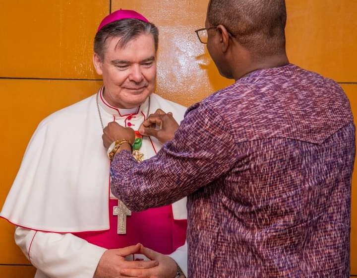 Le Nonce Apostolique Burkina-Niger, Mgr Michael Crotty a été élevé au rang d’Officier de l’ordre de l’Etalon à titre exceptionnel par les autorités burkinabè, 22 octobre 2024