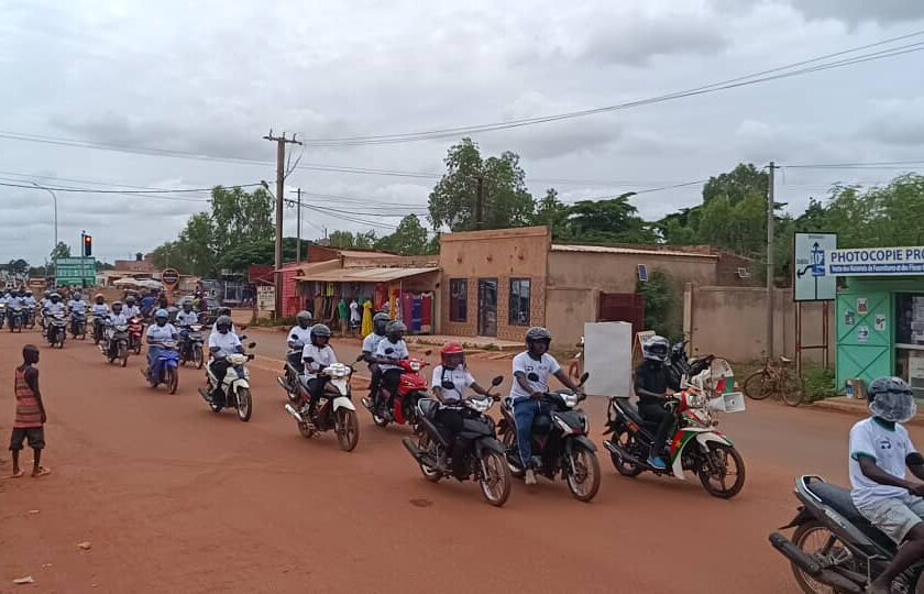 Caravane de port de casque organisé par le Réseau des journalistes et communicateurs pour la promotion de la sécurité routière au Burkina Faso (ReJSER-BF), 5 octobre 2024