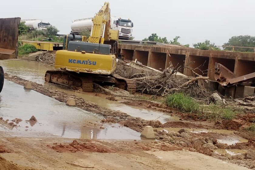 Photo mettant en évidence les travaux en cours pour renforcer l’infrastructure routière reliant Kaya à Dori