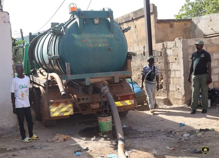 La police municipale de Ouagadougou saisit un camion de vidange entrain de déverser me contenu d'une fosse sceptique dans le canal de Dapoya, 06 novembre 2024