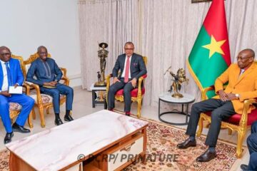 Le Premier ministre, Apollinaire Kyélem a reçu en audience une délégation de la Banque Africaine de Développement (BAD) conduite par Désiré Guedon, Administrateur représentant le Burkina Faso au conseil d’administration de la BAD, 12 novembre 2024