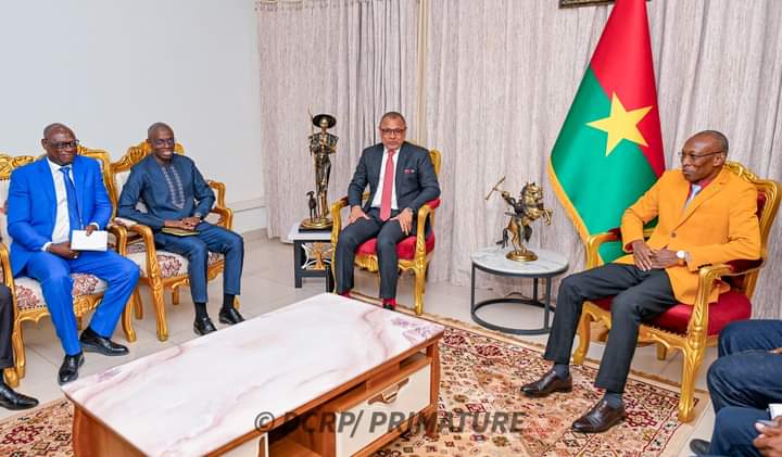 Le Premier ministre, Apollinaire Kyélem a reçu en audience une délégation de la Banque Africaine de Développement (BAD) conduite par Désiré Guedon, Administrateur représentant le Burkina Faso au conseil d’administration de la BAD, 12 novembre 2024