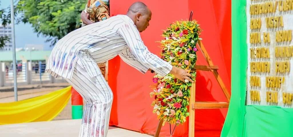 Président de l'ALT déposant une gerbe de fleurs lors de la commémoration de la journée nationale des Martyrs, 31 octobre 2024