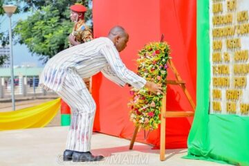 Président de l'ALT déposant une gerbe de fleurs lors de la commémoration de la journée nationale des Martyrs, 31 octobre 2024