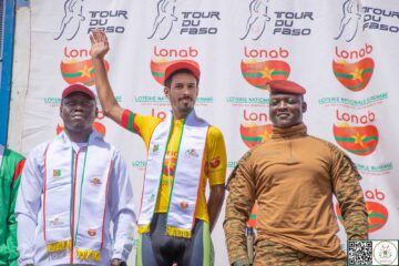 Le président du Faso félicite le marocain El Kouraji Mohcine, vainqueur du Tour du Faso