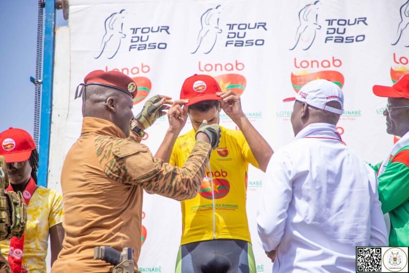 Dernière étape Tour du Faso 2024, le président donnant le maillot jaune au vainqueur le marocain El Kouraji Mohcine