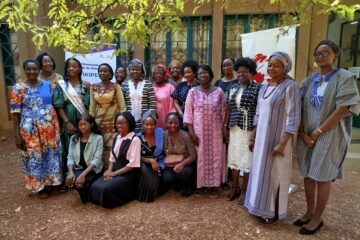 Photo de famille des participants lors de la cérémonie de lancement de la 5ème édition de l’initiative Wikigap, 14 novembre 2024