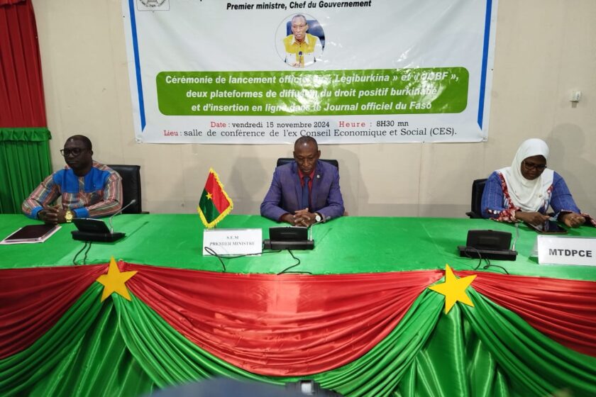 Présidium lors de la cérémonie de lancement des plateformes JOBF (Journal Officiel du Burkina Faso) et Legiburkina, 15 novembre 2024