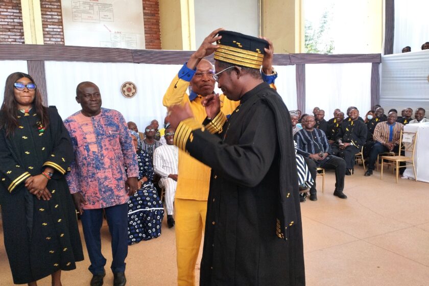 Le Premier ministre entrain de porter la toque (chapeau) de la nouvelle tenu en Faso Dan Fani des acteurs judiciaires au Président du TGI Ouaga 1, Basse Nombré lors de la cérémonie officielle du port, 18 novembre 2024