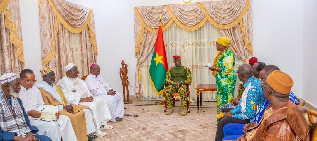 A l'occasion de l'inauguration de l'usine de tomates de Bobo, le Chef de l'Etat effectue un séjour à Bobo. A l'occasion, il a accordé une audience aux leaders coutumiers et religieux de Bobo-Dioulasso, 29 novembre 2024