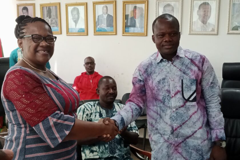 La Conseillère technique du ministère en charge des Sports, Ethel Jacqueline Ilboudo/Kaboré entrain de féliciter le nouveau DCRP lors de la cérémonie d'installation, 13 novembre 2024