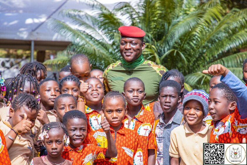 Présent à Bobo dans le cadre de l’inauguration de l’usine de transformation de tomate, le Président du Faso, le Capitaine Ibrahim Traoré a reçu la visite des élèves du complexe scolaire Marie-Gabrielle-Choulet, 29 novembre 2024